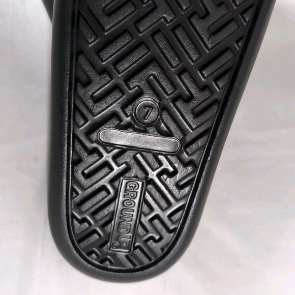 Onepiece Collage Skull & Crossbones Graphic EVA Slides Sandals Men’s 7 (Unisex) main image 4